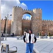 Soy un educador que enseña matemáticas a niños de primaria y jardín con un enfoque dinámico, visual y práctico